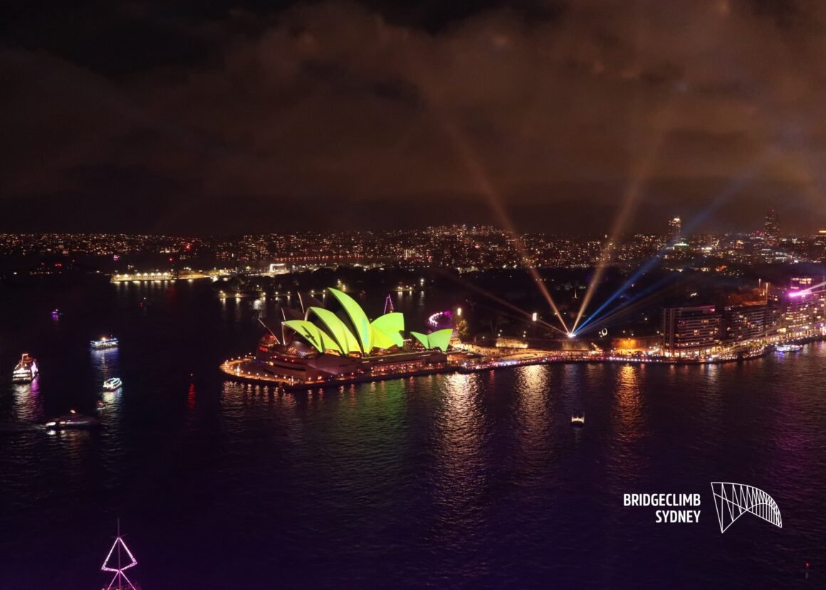 Opéra de Sydney vu de l'ascension du Harbour Bridge pendant le Vivid Sydney