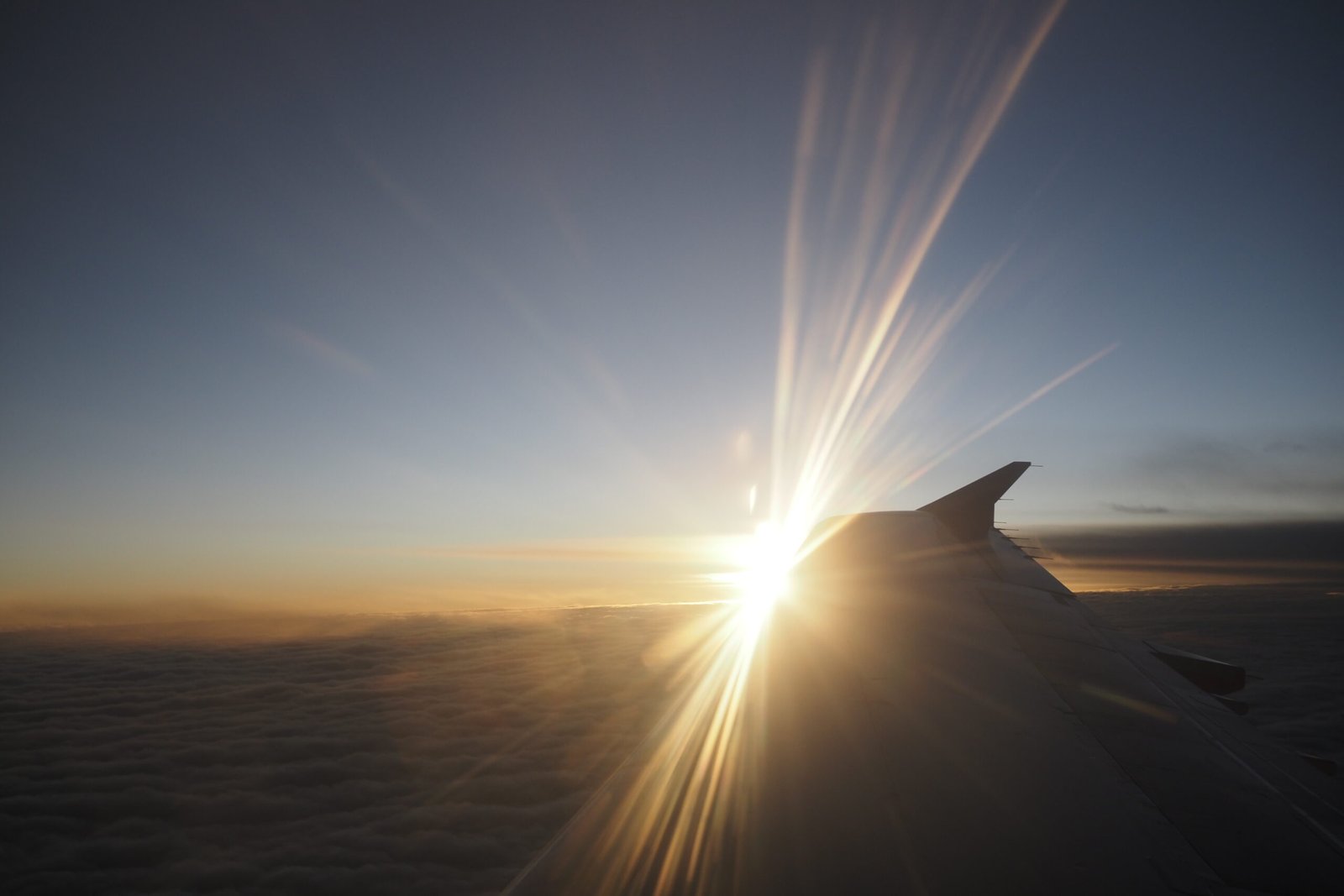 Photo d'une aile d'avion dans le ciel australien